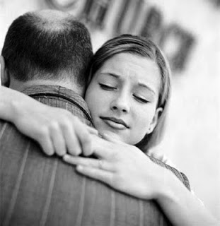 daughter_hugging_father_1822957.jpg
